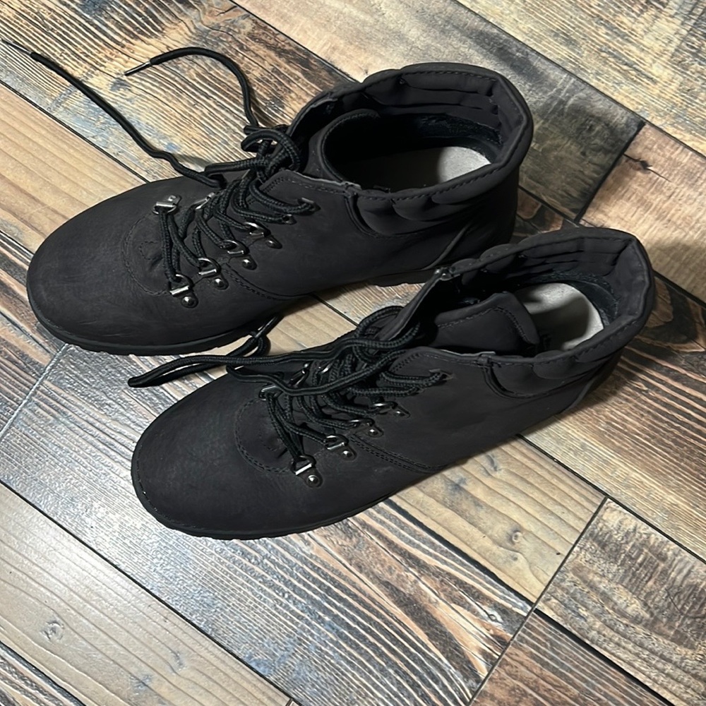 Cliffs by White Mountain black boots